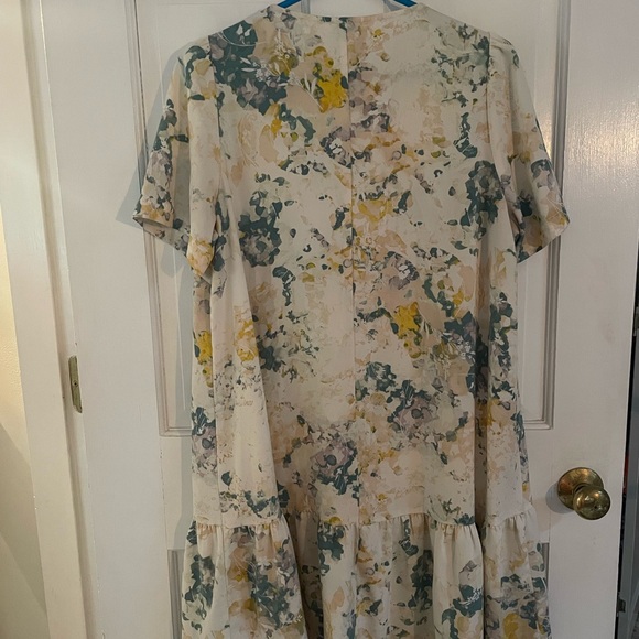Floral V-neck Short-Sleeve Flowy Dress - Picture 2 of 3